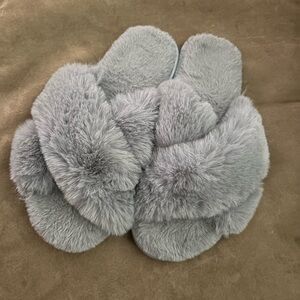 Size 7-8 Gray Fluffy Slippers